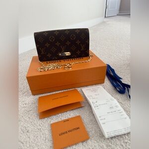 Like new Louis Vuitton Wallet on Chain Lily